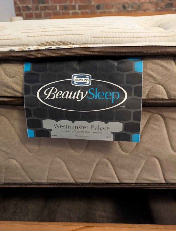 Queen Size Simmons BeautySleep Pillow Top Mattress