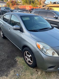2012 Nissan versa sv