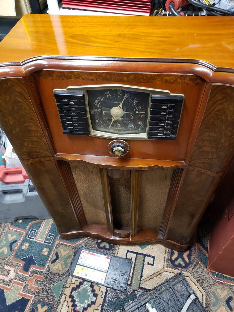 1942 Zenith Floor Radio Excellent With Original Box