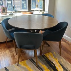 Round Dining Table w/four Chairs