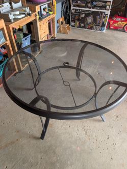 Hampton Bay 4ft Round Glass Top Outdoor Patio Dining Table – Excellent Condition