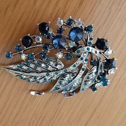 Brooch with blue, green and glass stones