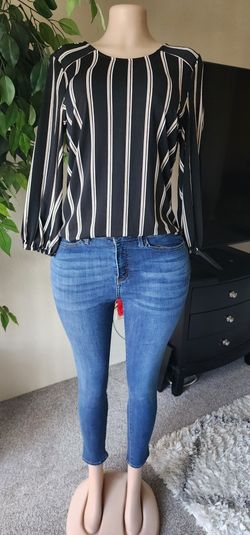 Beautiful Blouse-top,size (M) 🌼$6