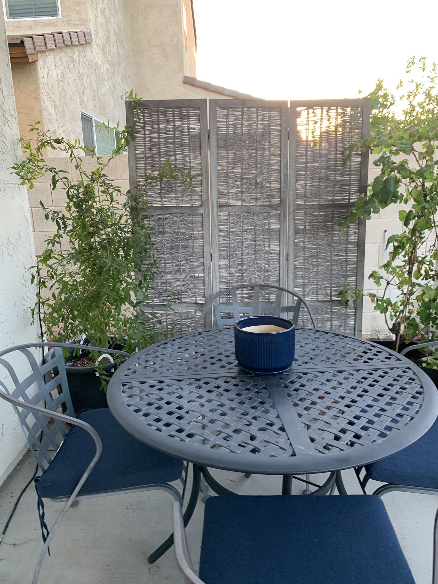 Outdoor Table And Chairs 