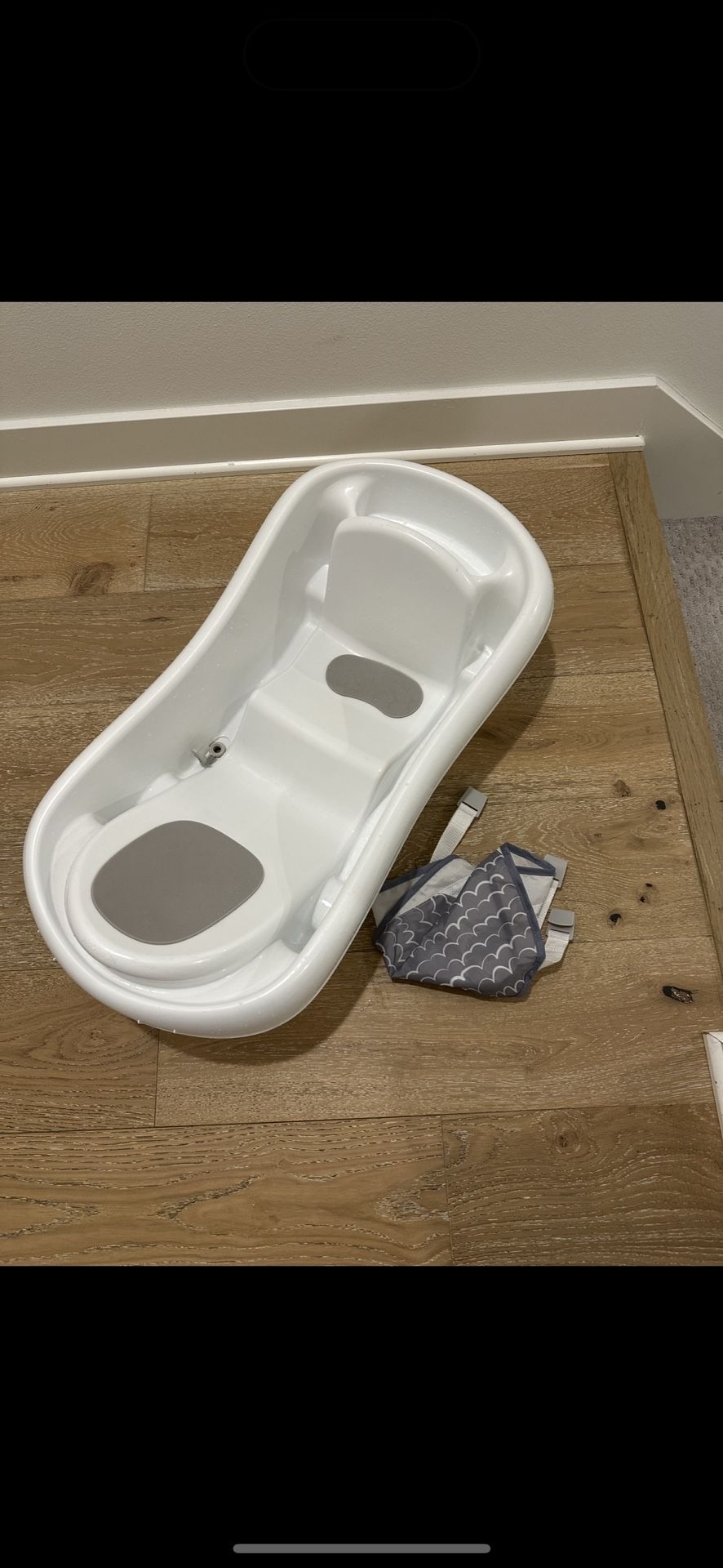 The First Years Sure Comfort Deluxe Newborn-to-Toddler tub with Sling - white