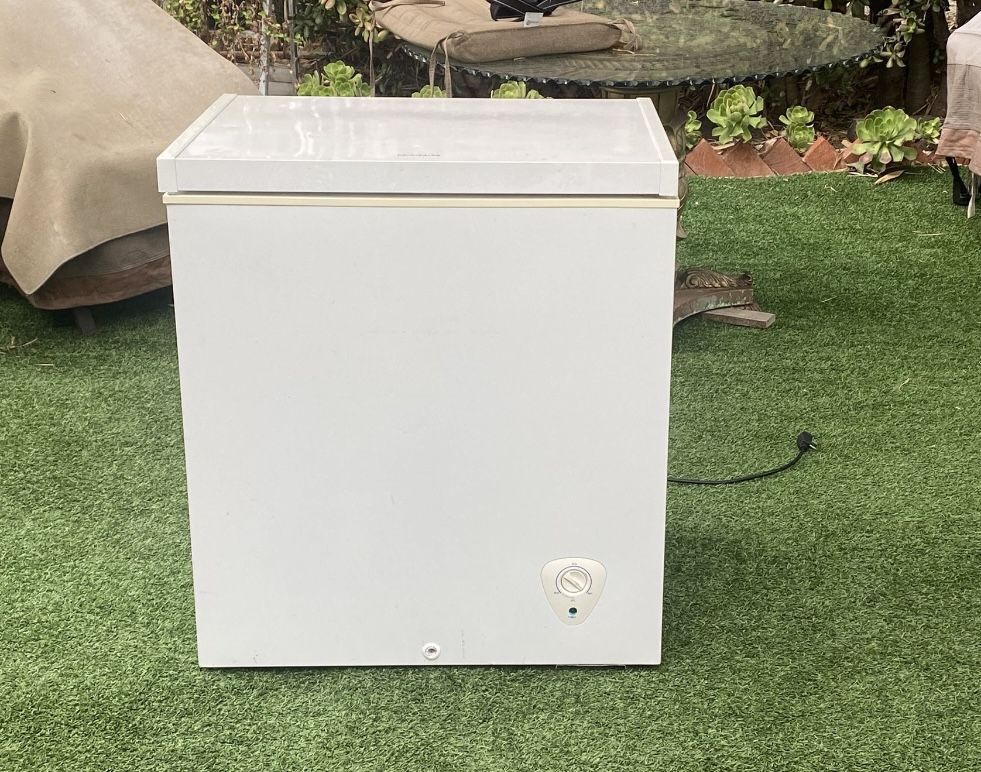 Deep Chest Freezer Works Great I Offer Delivery