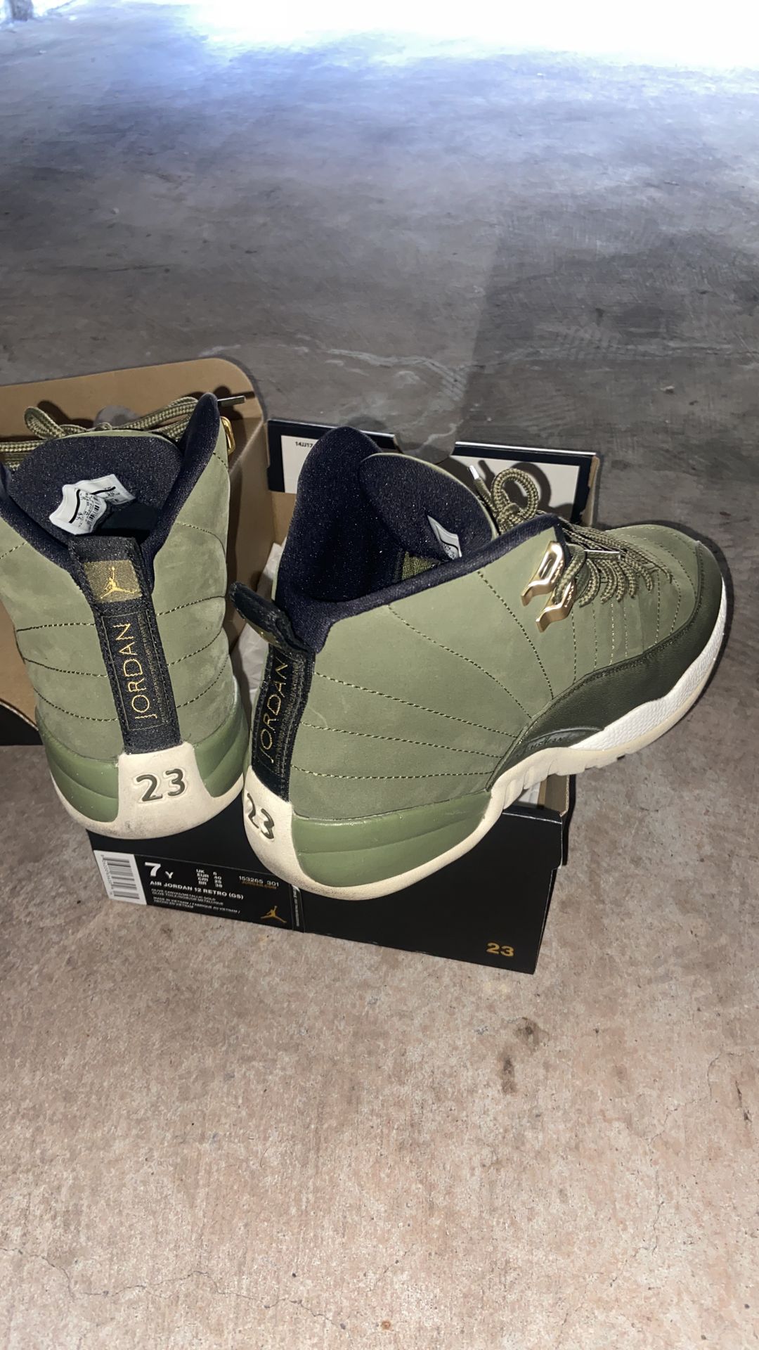 Air Jordan 12 Retro (GS) 7y