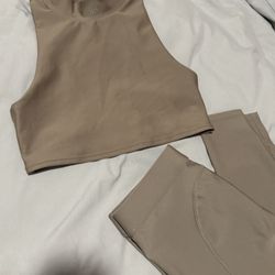 Alo Yoga Matching Set – Size S (Top & Leggings)