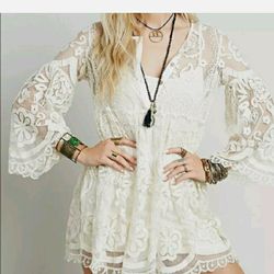 Free People x Jen’s Pirate Booty white Lace Button Tunic Top, Size S

Fabric has no damages,stains,holes,loose seams,bad odors or missing buttons.
Smo