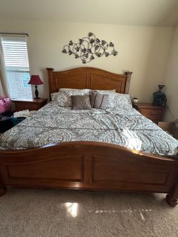 King Wood Bedroom Set