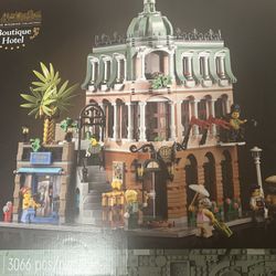 LEGO Boutique Hotel – Good Condition– Sorted by Color – Minifigs Included