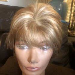 Blonde Highlight short wig Magic Touch / Peluca rubia con rayos Cenizosos 