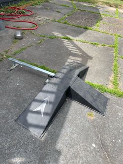 Skateboard ramp with rail