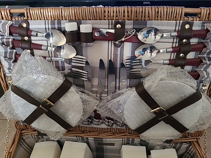 Vintage Wicker Picnic Basket 19 Piece Colorful Picnic Ware Set Never Used