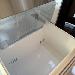 Insignia Refrigerator 