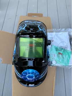 Automatic tint welding helmet