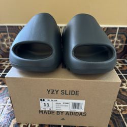 Yeezy Slides (Dark Onyx)