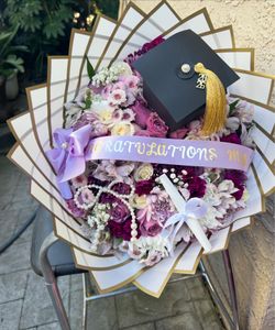 Graduation bouquets now available! 🎓🙌🏼✨