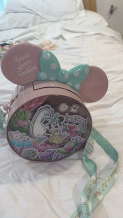Minnie Loves Fashion