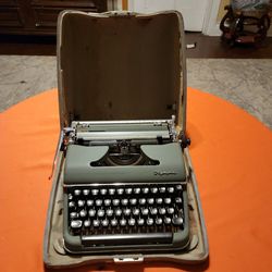 Olympia Deluxe Rare Olive 1950's SM3 Typewriter From West Germany