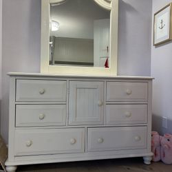 Dresser With Mirror
