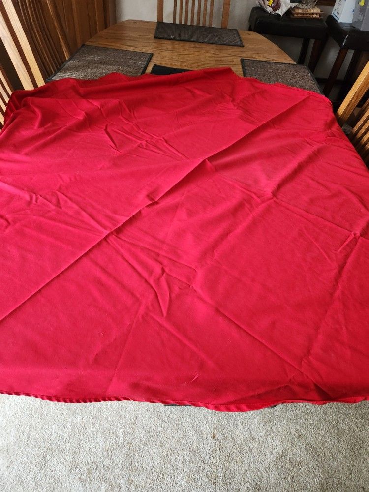 5 Foot Round Table Cloth In Great Condition