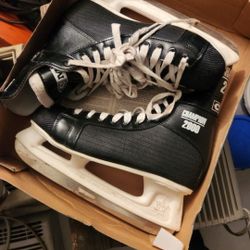 Ice Scating Shoes Pick Up Only Size 6