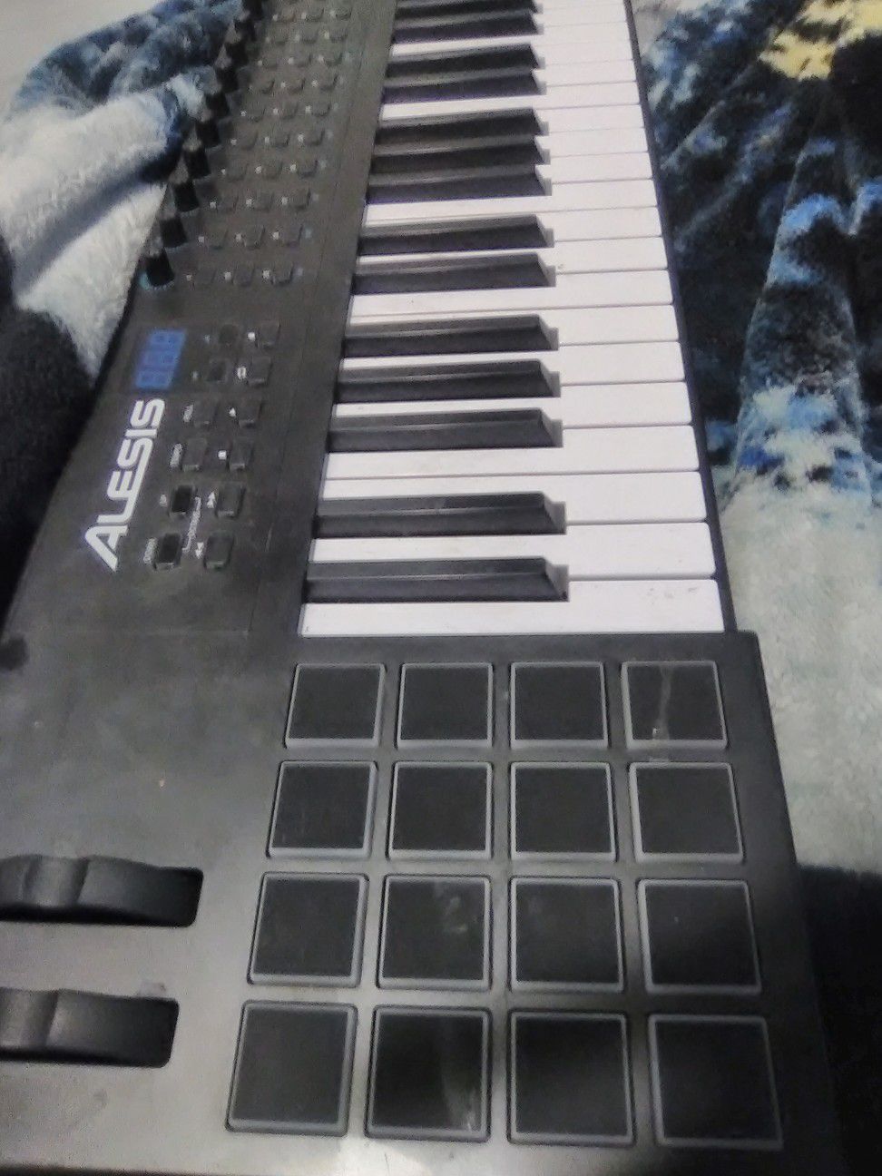 Alesis VI 49 keyboard