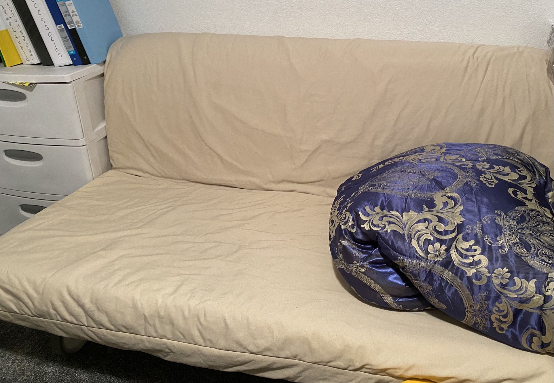 Futon Queen Plus A Comforter In Yelm. 