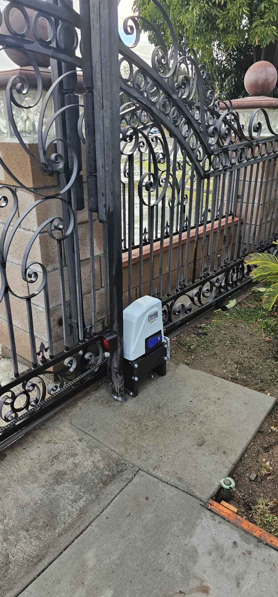 Gate motors liftmaster's, topens, Rams, co-z. (Solar and AC powered
