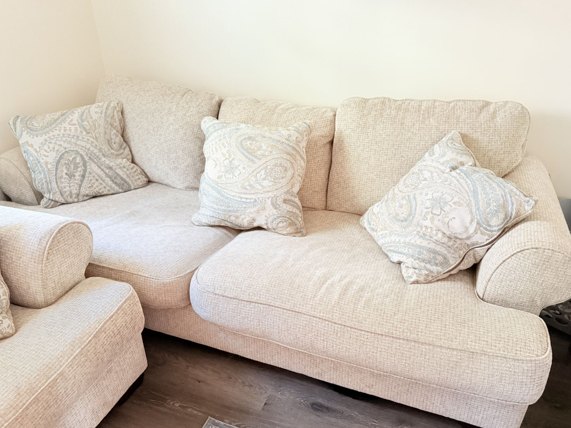 2 Big And Wide Couch’s No Scratches. 