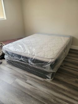 NEW QUEEN-SIZE PILLOW TOP MATTRESS AND BOX SPRING π€