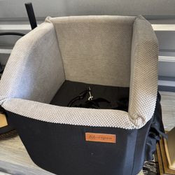 Adore paw dog car seat $50 Like new 