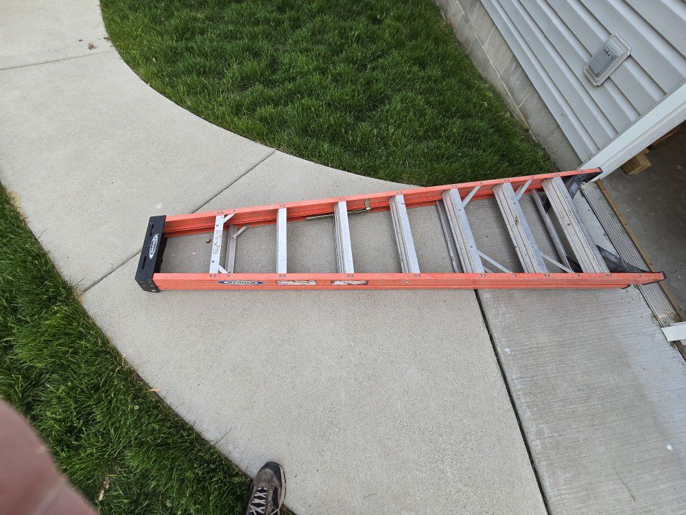 8' Foot Fiberglass Ladder