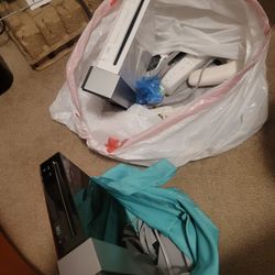 COLLECTORS!!! 2 Wii Bundles All Clables Incluid And Games