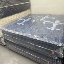 KING SIZE STEARNS & FOSTER LUX ESTATE PILLOW TOP MATTRESS & BOX SPRINGS BED SET