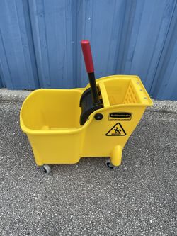 Rubbermaid Commercial Product Wave brake 35-quart Commercial Mop Bucket with Wheels - Used 