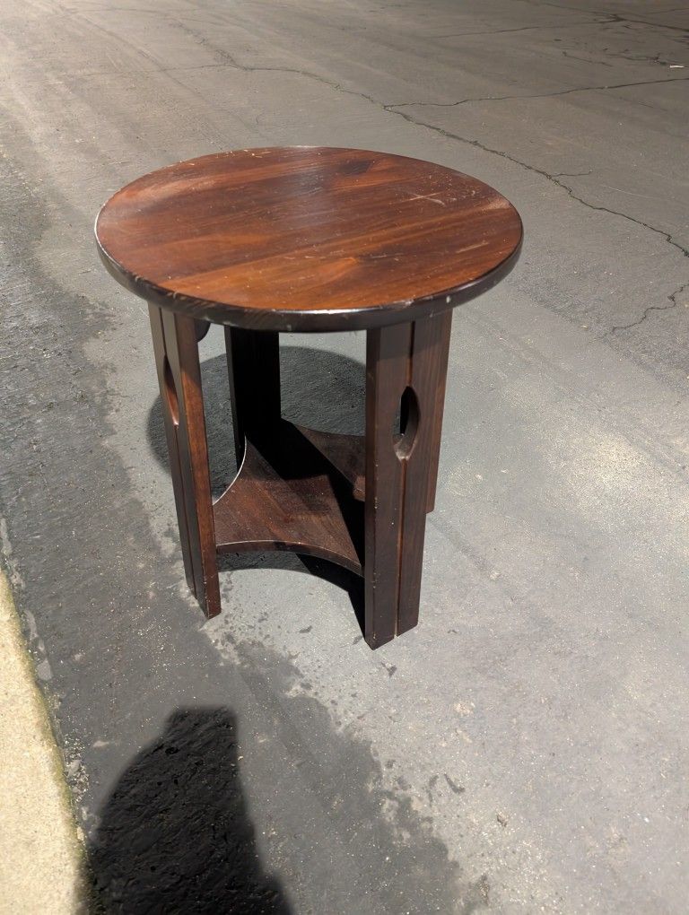 Nice Wood Side End Table Great For Living Room Or Bedroom