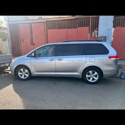 Toyota sienna 2011