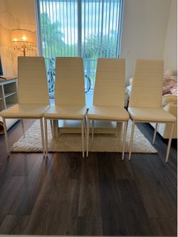 Set of 4 Modern White Dining Chairs – Excellent Condition 🤍