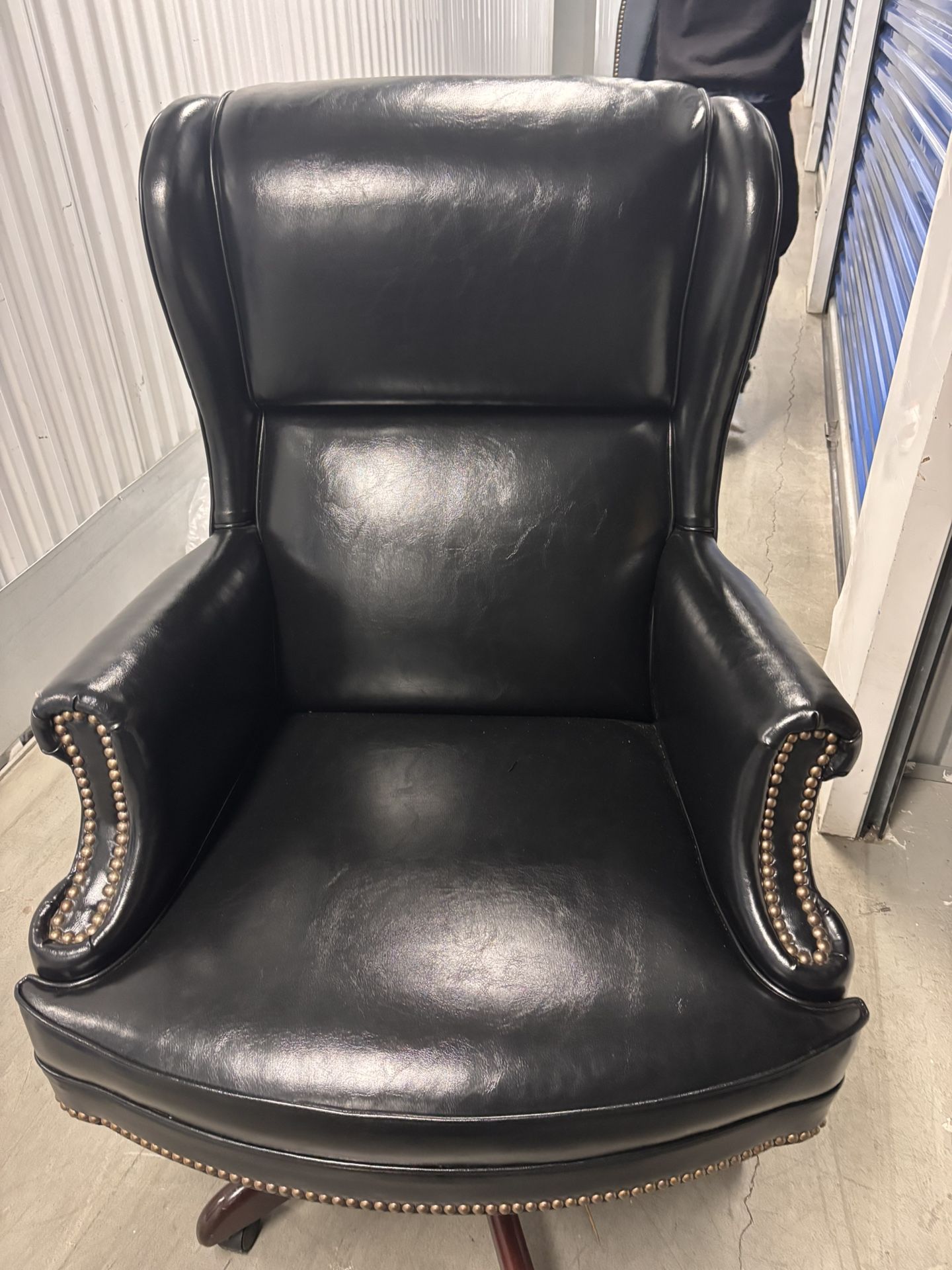 Elegant Tufted Wingback Armchair – Emerald Green Upholstery