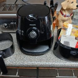 The Philips HD9220/26 Viva Collection Airfryer in Black is an electric air fryer with a maximum temperature of 390°F. It has a capacity of 28.8 oz and