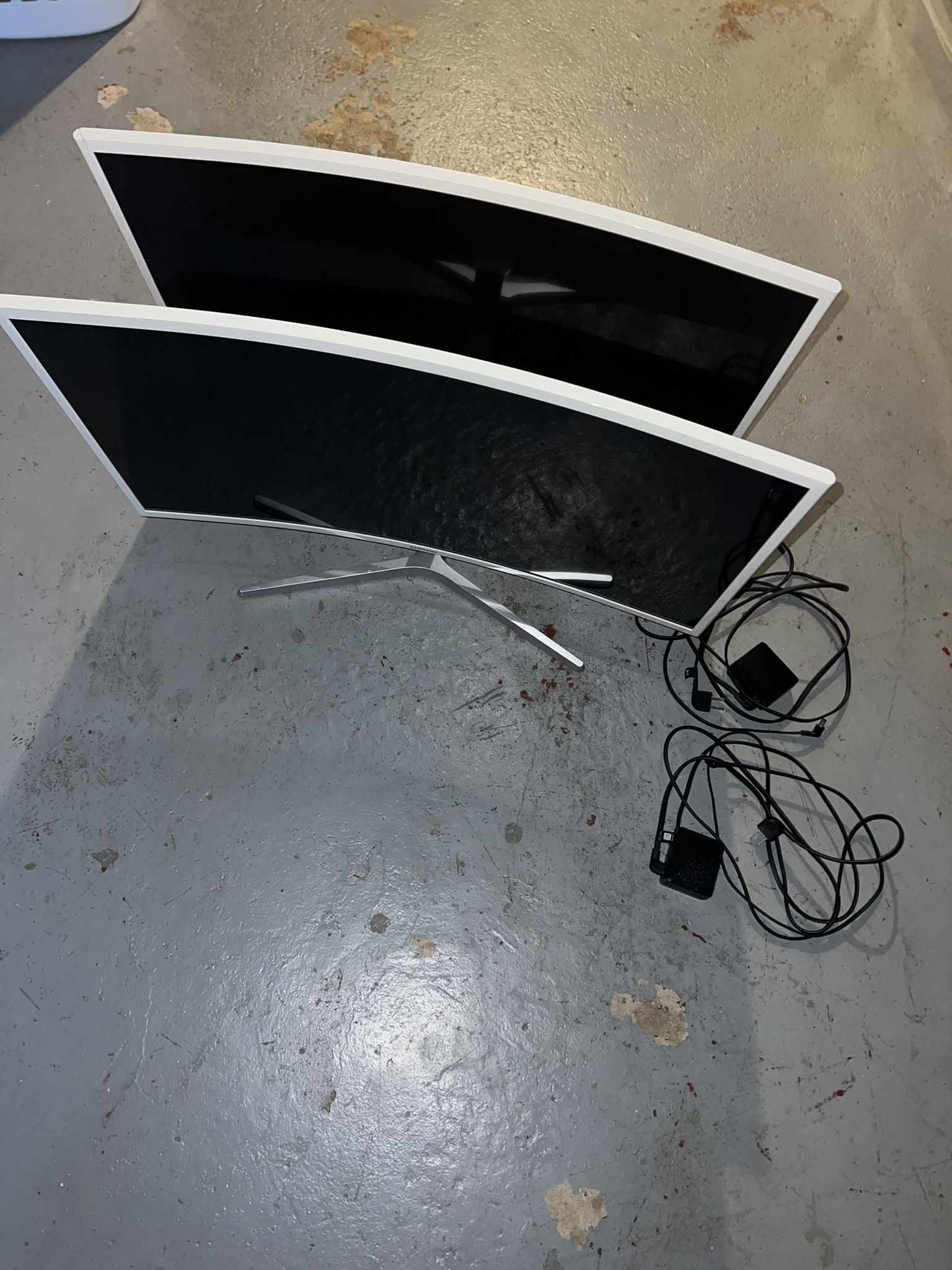 2 White Samsung Curved Monitors 32 Inch