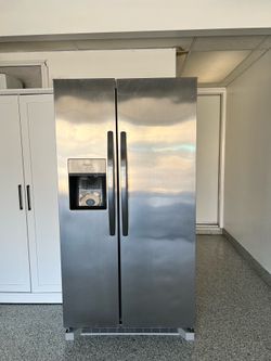 *CASH ONLY* Frigidaire - 25.6 cu ft. Side-by-Side Refrigerator - Silver