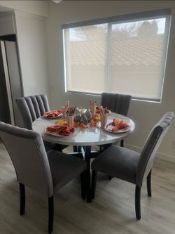 Like New 5 Piece Dining Set