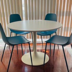 Table & Chairs
