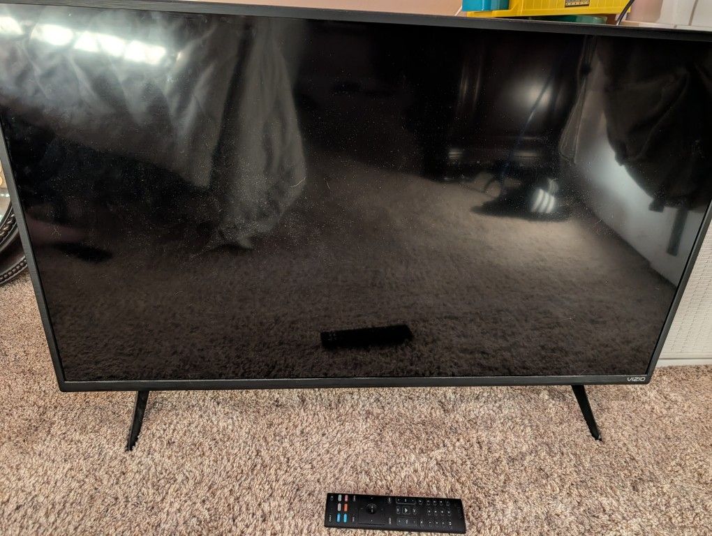 VIZIO 40 INCH TV