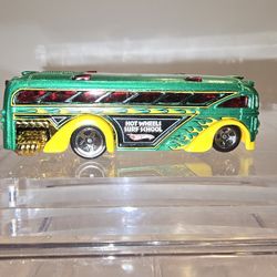 Hot Wheels Surf School Bus 1:64 Diecast 