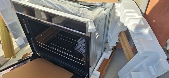 Electric whirlpool built in oven  new"