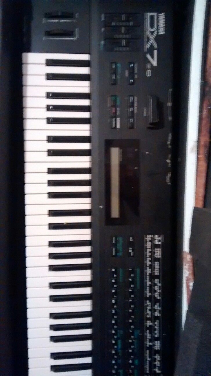 Dx7 professional keyboard with samplers. Bag and peddle